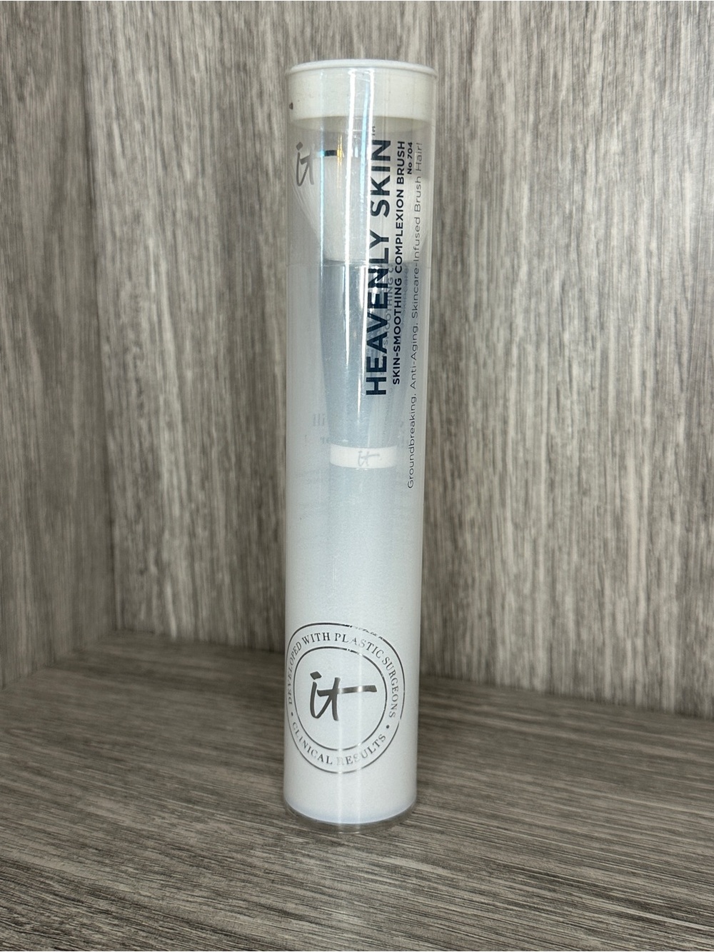 it cosmetics Heavenly Skin Smooth-Complexion Brush — #704